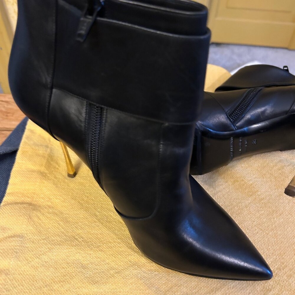 Nicholas Kirkwood Hexagon  Ankle boot in black leather  with a gold tone heel / - Picture 13 of 13